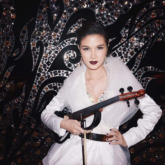 จ้าง June Chanakan