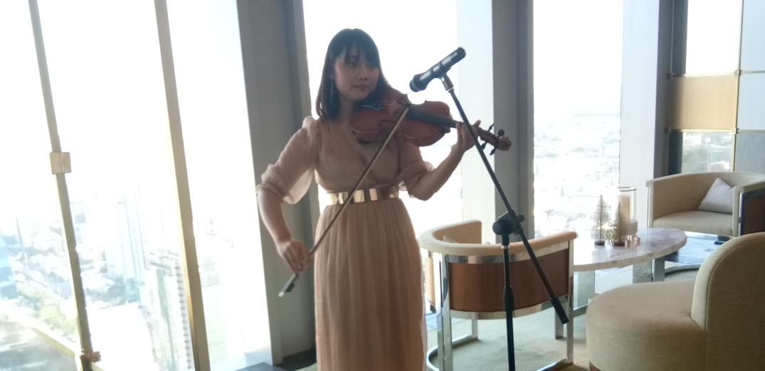 Aoi violin show ในงานอีเวนท์คอนโด The Ritz - Carlton Residences