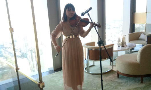 Aoi violin show ในงานอีเวนท์คอนโด The Ritz - Carlton Residences